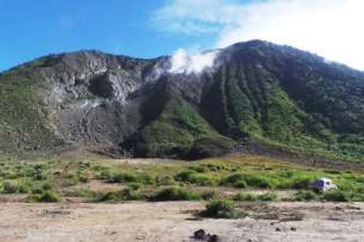 Pendaki mendirikan tenda di lahan datar sekitar R54 dekat kawah Gunung Talang, Solok, Sumatera Barat, Rabu (1/6/2016). Dari Gunung Talang, pendaki bisa melihat pesona tiga danau di Kabupaten Solok. Tiga danau tersebut adalah Danau Di Atas, Danau Di Bawah, dan Danau Talang.