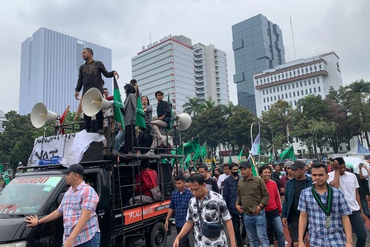 Massa dari Himpunan Mahasiswa Islam (HMI) tiba di kawasan Patung Kuda Arjuna Wijaya, Jakarta Pusat, untuk berdemonstrasi menolak kenaikan harga BBM, Kamis (8/9/2022).
