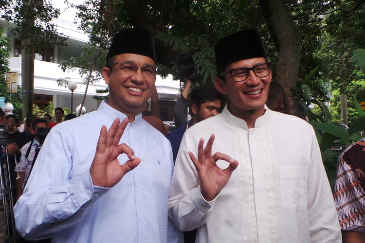 Pasangan calon gubernur-wakil gubernur nomor pemilihan tiga DKI Jakarta Anies Baswedan-Sandiaga Uno, seusai Shalat Jumat di Masjid At-Taqwa, Kebayoran Baru, Jakarta Selatan, Jumat (27/1/2017).