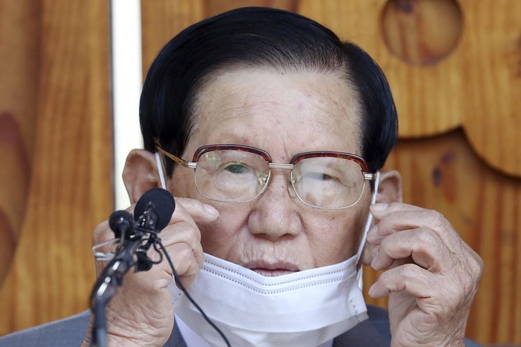 Foto tertanggal 2 Maret 2020 menampilkan wajah ketua sekaligus pendiri Gereja Shincheonji, Lee Man-hee, saat menghadiri konferensi pers di Gapyeong, Korea Selatan.