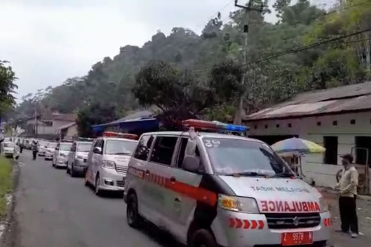 Belasan ambulans konvoi menjemput puluhan warga terpapar Covid-19 dari klaster senam Kecamatan Puspahiang, Kabupaten Tasikmalaya, Kamis (11/3/2021).