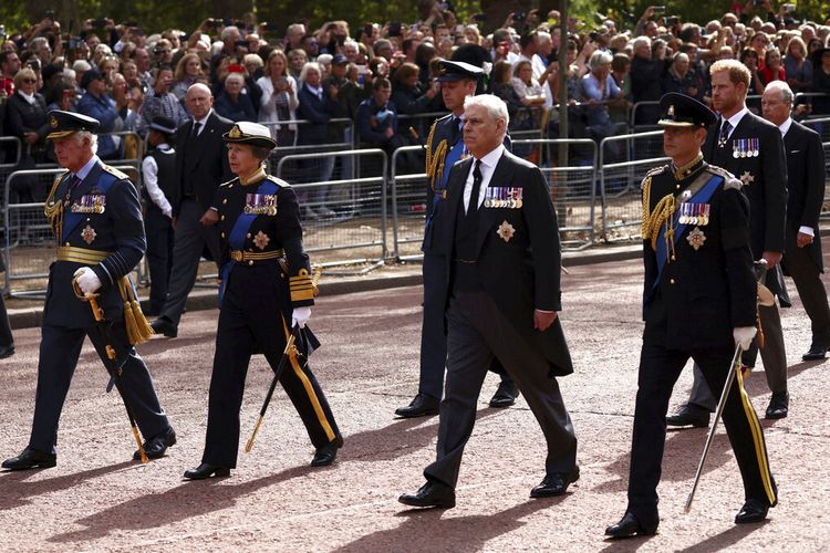 Raja Inggris Charles III, kiri, dan anggota keluarga Kerajaan berjalan di belakang prosesi Gun Carriage yang membawa peti mati Ratu Elizabeth II dari Istana Buckingham ke Westminster Hall, di London, Rabu 14 September 2022.