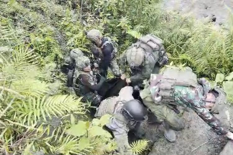 Koops TNI Habema Evakuasi 2 Jenazah Warga Papua yang Dibunuh OPM di Yahukimo