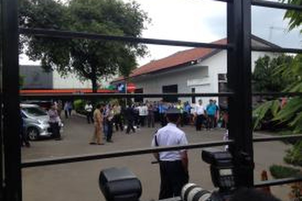 Puluhan petugas keamanan dari internal rumah duka hingga kepolisian berjaga-jaga menyambut kedatangan jenazah Andrew Chan dan Myuran Sukumaran di Rumah Duka Abadi, Jakarta Barat, Rabu (29/4/2015).



