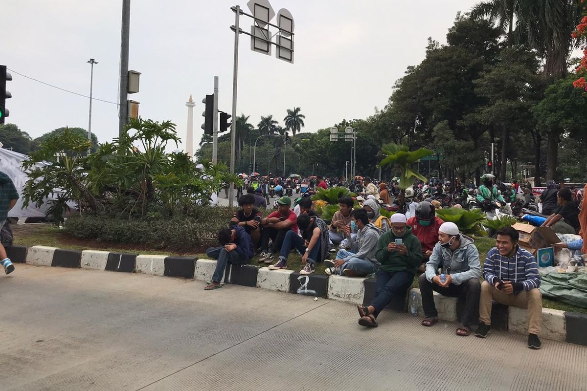 Massa pengunjuk rasa melakukan demonstrasi di depan Istana Merdeka, Selasa (13/10/2020) siang. Mereka menolak pengesahan UU Cipta Kerja.