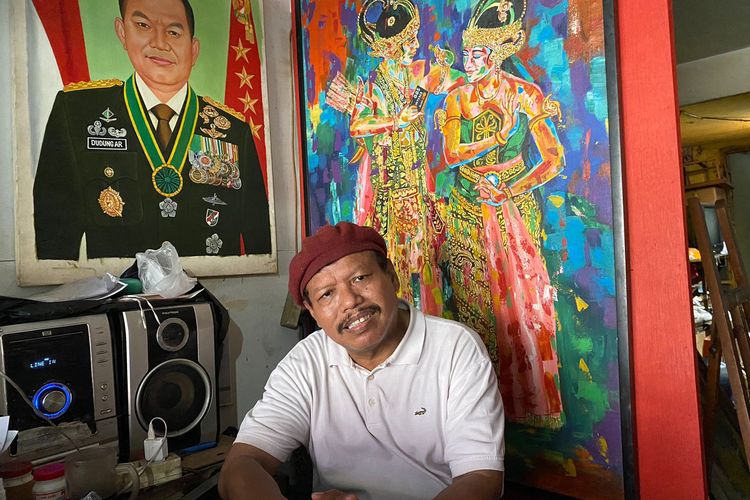 Suwito, pelukis realis asal Boyolali saat ditemui di kios lukisan miliknya di Jalan Gunung Sahari V, Jakarta Pusat, Rabu (19/6/2024). 