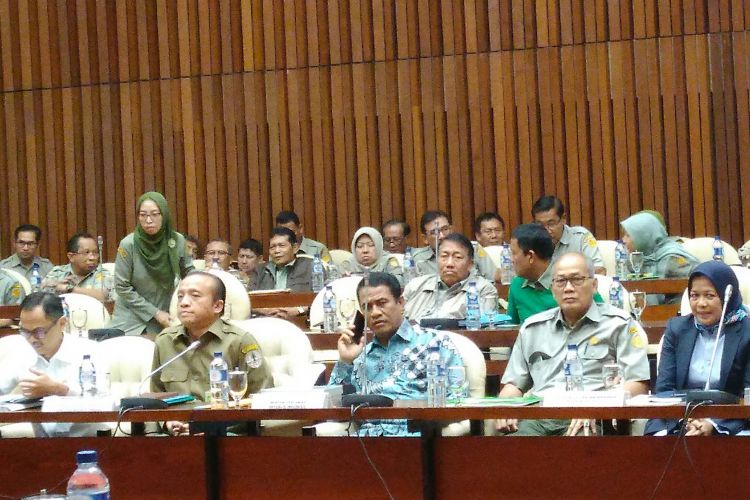  Menteri Pertanian (Mentan) Andi Amran Sulaiman saat melalukan rapat kerja dengan Komisi IV Dewan Perwakilan Rakyat (DPR) di Gedung Parlemen Senayan, Jakarta, Senin (3/4/2017).