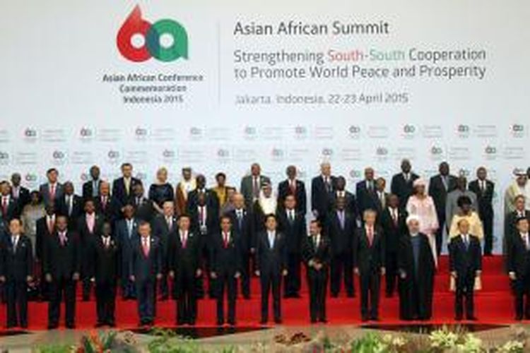 Presiden Joko Widodo bersama para pimpinan negara lainnya berfoto bersama dalam pembukaan Asian African Summit yang merupakan rangkaian Konferensi Asia Afrika di Jakarta Convention Center, Jakarta, Rabu (22/4/2015). Sebanyak 106 negara yang berpartisipasi akan menghadiri rangkaian Peringatan 60 Tahun Konferensi Asia Afrika di Jakarta dan Bandung yang digelar hingga 24 April.