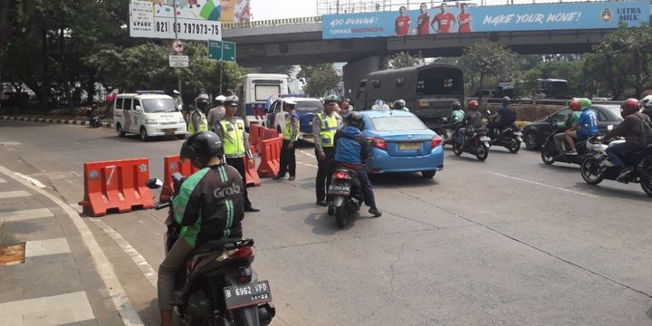 Jalan Gerbang Pemuda, Senayan, mulai ditutup jelang Upacara Pembukaan Asian Games 2018, Sabtu (18/8/2018).