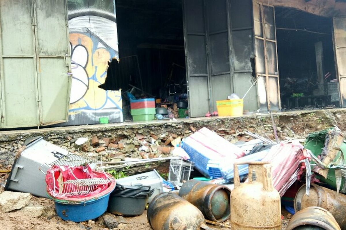 Sebuah ruko perabotan rumah tangga yang berlokasi di Jalan M. Toha, Pondok Cabe Udik, Pamulang, Tangerangan Selatan, Senin (3/2/2020) mengalami kebakaran. Diduga kebakaran tersebut terjadi karena korsleting listrik. 