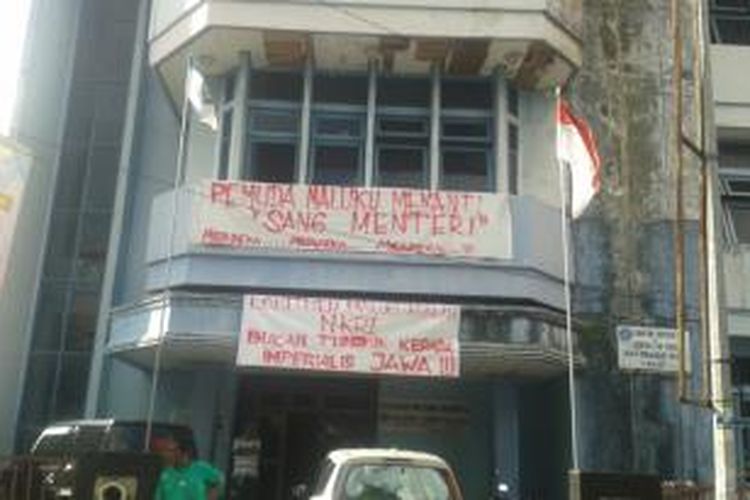 Menjelang pengumuman kabinet Jokowi-JK, dua buah spanduk bernada sinis terpampang di Gedung KNPI Provinsi Maluku, Jumat (24/10/2014).