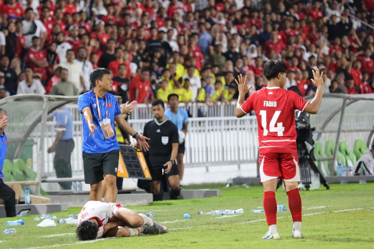 Pemain Timnas Indonesia Fabio usai terlibat benturan dengan   pemain Vietnam saat pertandingan  Piala AFF U 19 di  Stadion Utama Sumatera Utara, Minggu (7/6/2026)     