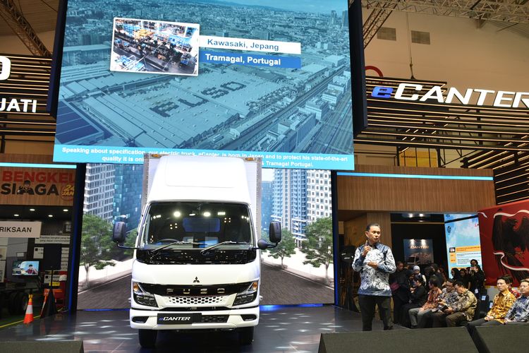 PT Yusen Logistic Indonesia menjadi perusahaan pertama di Indonesia yang membeli dan menggunakan Fuso eCAnter untuk operasional bisnisnya. Adapun serah terima Fuso eCanter dari PT Krama Yudha Tiga Berlian Motors kepada PT Yusen Logistic Indonesia dilakukan di GIIAS 2024, Kamis (18/7/2024). 