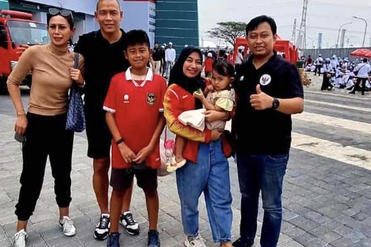 Asisten pelatih Shin Tae-yong Nova Ariyanto foto bersama keluarga saat akan menyaksikan Piala Dunia U17 2023 Indonesia yang berlangsung di Stadion Gelora Bung Tomo Surabaya, Jawa Timur, Jumat (10/11/2023).