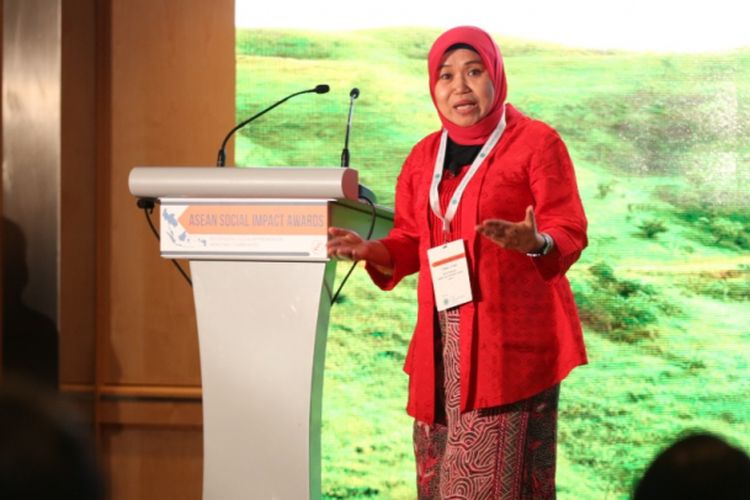 Pada seremoni penghargaan di Singapura, Rabu (21/2018) pekan lalu, Tri Mumpuni selaku pendiri Insitut Bisnis dan Ekonomi Kerakyatan (IBEKA) dari Indonesia, didaulat sebagai pemenang utama ASEAN Social Impact Awards. 