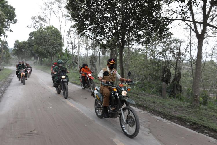 Kepala BNPB Letjen TNI Suharyanto (depan) mengendarai sepeda motor jenis trail saat meninjau lokasi terdampak awan panas guguran Gunung Semeru, Kabupaten Lumajang, Jawa Timur, Senin (6/12).