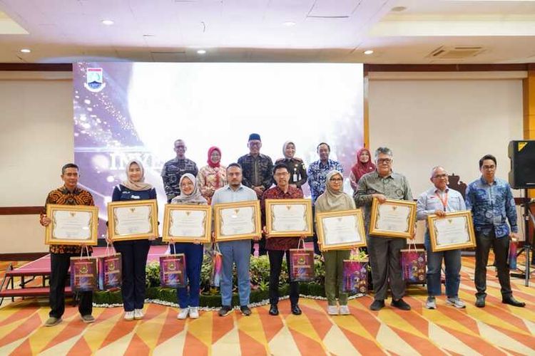 Pemkot Cilegon memberikan penghargaan pada sejumlah perusahaan pada ajang Cilegon Business Forum And Investment Award 2023.