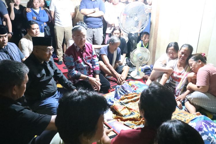 Wakapolda Kaltara Brigjen Pol Kasmudi dan Bupati Malinau Wempi W Mawa saat mengunjungi rumah salah satu warga yang tewas tertembak dalam operasi narkoba