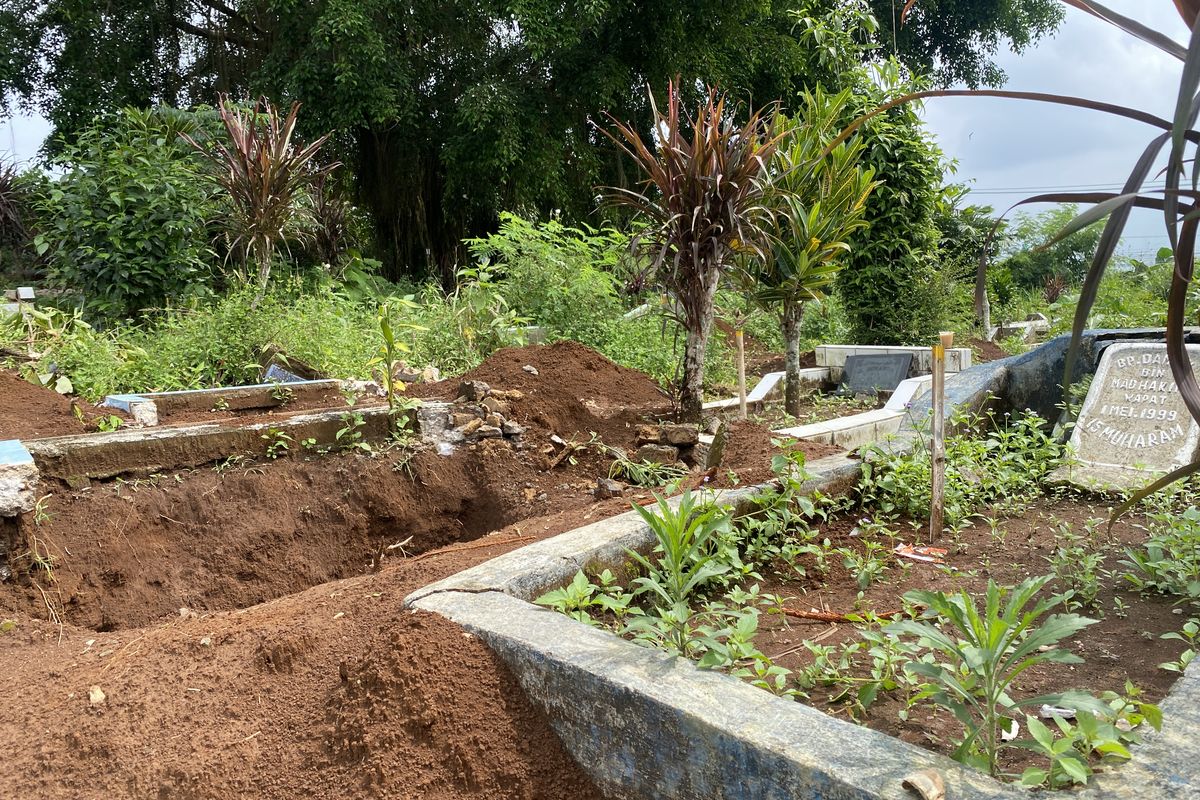 260 Makam di Kampung Leuwi Peti, Desa Balekambang, Kecamatan Nagrak, Kabupaten Sukabumi, Jawa Barat dibongkar untuk dipindahkan akibat pembangunan Tol Bocimi seksi III.