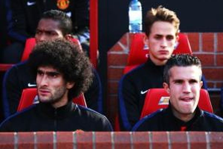 Gelandang MU, Maroane Fellaini (kiri) dan striker Robin van Persie (kanan). 