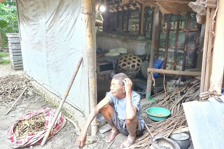 Mbah Mangun hidup seorang diri di pondok mungil di Kapanewon Lendah, Kulon Progo, Daerah Istimewa Yogyakarta.