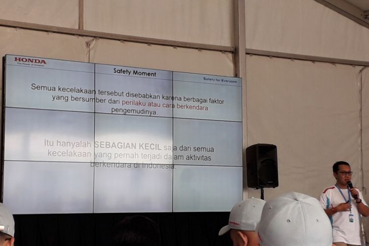 Pelatihan aman berkendara yang digelar PT Honda Prospect Motor (HPM) di kawasan Sirkuit Internasional Sentul, Bogor, Minggu (15/7/2018). Acara bertajuk Honda Safety Driving Clinic ini diikuti oleh para konsumen pengguna Honda dan perwakilan dari berbagai komunitas mobil Honda.