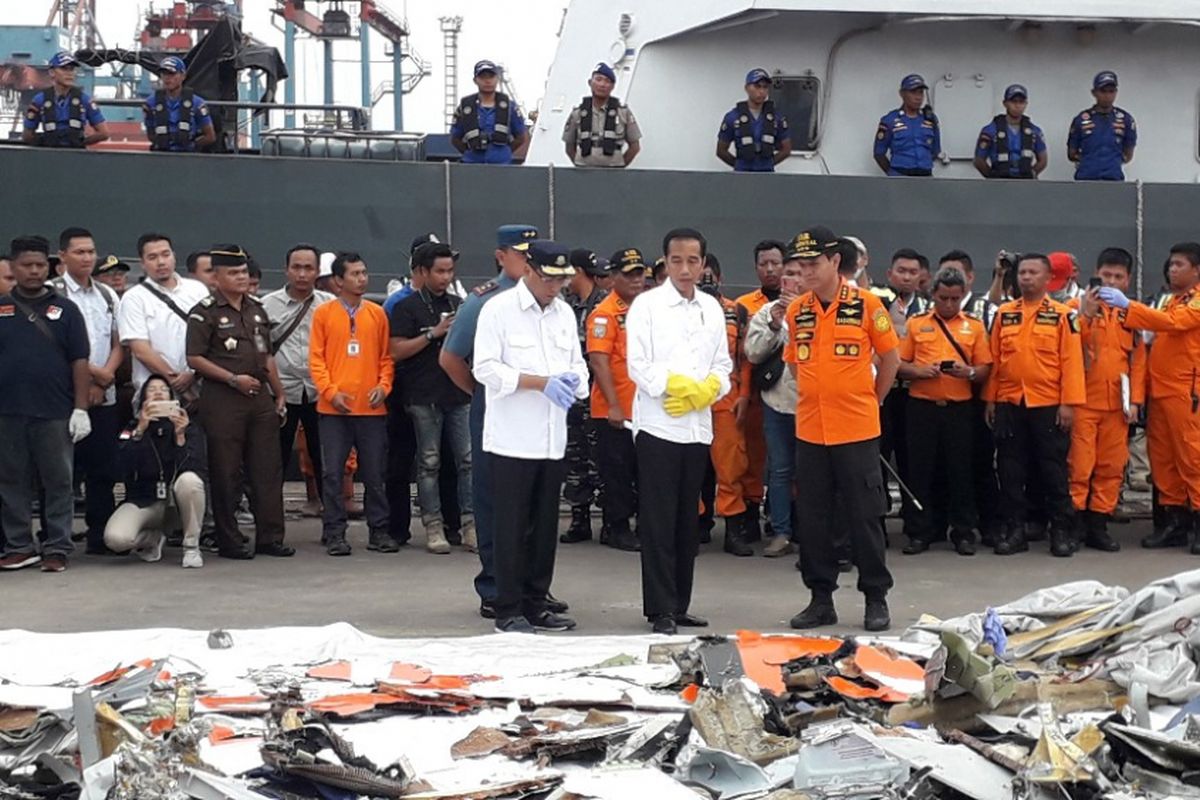 Presiden Joko Widodo menecek tumpukan puing-puing jatuhnya pesawat Lion Air JT 610 di Dermaga JICT 2 Pelabuhan Tanjung Priok, Selasa (30/10/2018).