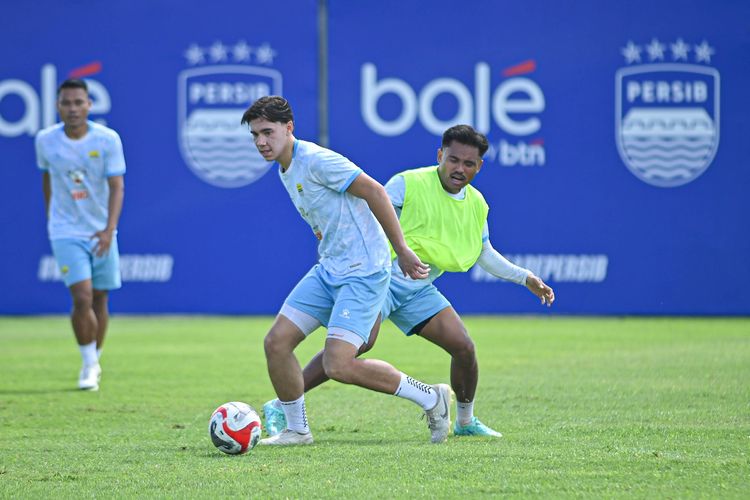 Aksi bek naturalisasi Dion Markx yang direkrut Persib Bandung pada jendela transfer Super League 2025-2026, sudah mulai berlatih pada Senin (2/2/2026) di lapangan pendamping Stadion Gelora Bandung Lautan Api (GBLA).  