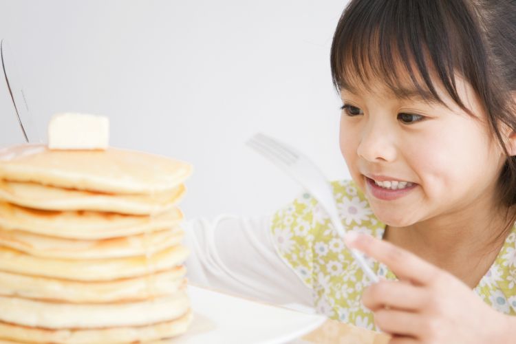 Ilustrasi anak sarapan pancake