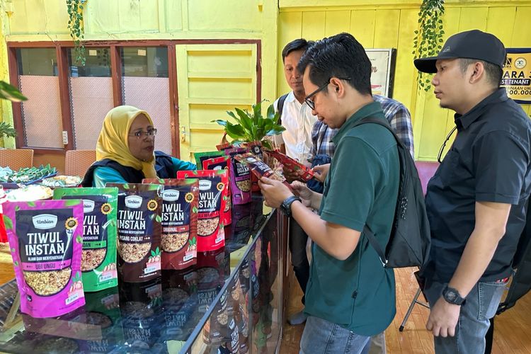 Lilik Sri Rahayu (61) melayani pembeli tiwul instan di rumahnya di Kampung Kawista, Adiwarno, Selomerto, Wonosobo, Jawa Tengah (8/5/2024). Lilik merupakan salah satu pelaku UMKM yang mengolah tepung mocaf menjadi tiwul instan.