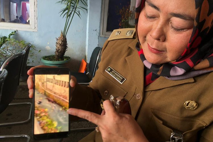 Kepala Desa Jayamekar Siti Khoiriyah menunjukkan rekaman pemburuan babi hutan yang masuk permukiman warga, Senin (27/11/2023) kemarin.