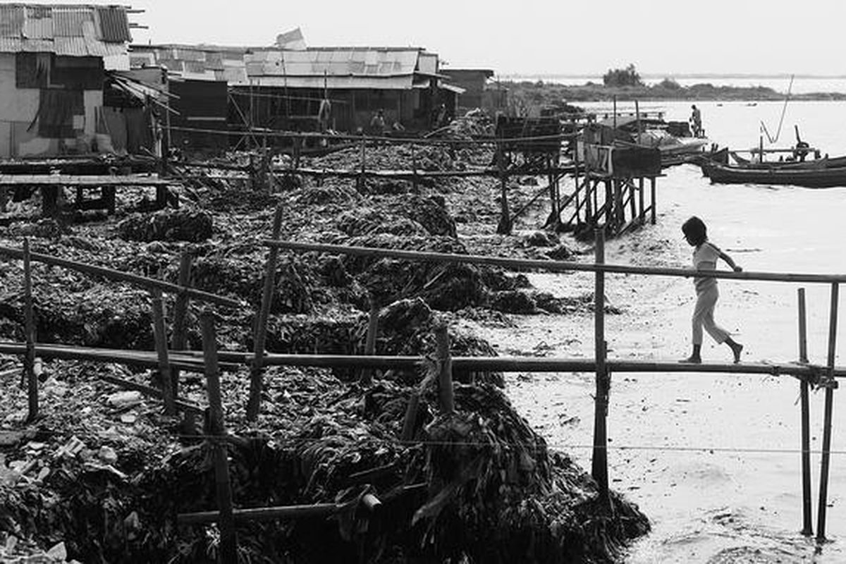 Sampah menumpuk di pinggir pantai di kawasan Kampung Nelayan, Muara Angke, Jakarta Utara, Senin (22/6). Selain sampah yang terbawa aliran sungai, tumpukan sampah itu juga dari sampah rumah tangga milik warga di sekitar kawasan tersebut.