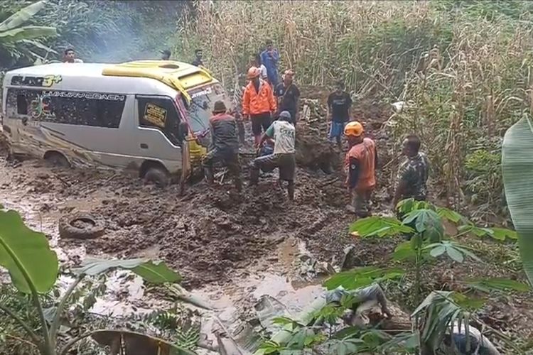  Sebuah mini bus di Desa Slukatan, Kecamatan Mojotengah, Kabupaten Wonosobo, Jawa Tengah jatuh ke dalam jurang saat tengah parkir di pinggir jalan raya. 