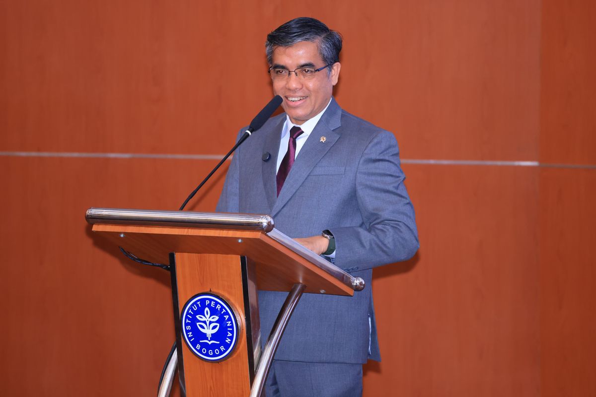 Menteri Ketenagakerjaan (Menaker) Yassierli dalam kuliah umum di Fakultas Ekonomi dan Manajemen, IPB University, Bogor, Jawa Barat, Senin (14/4/2025), 