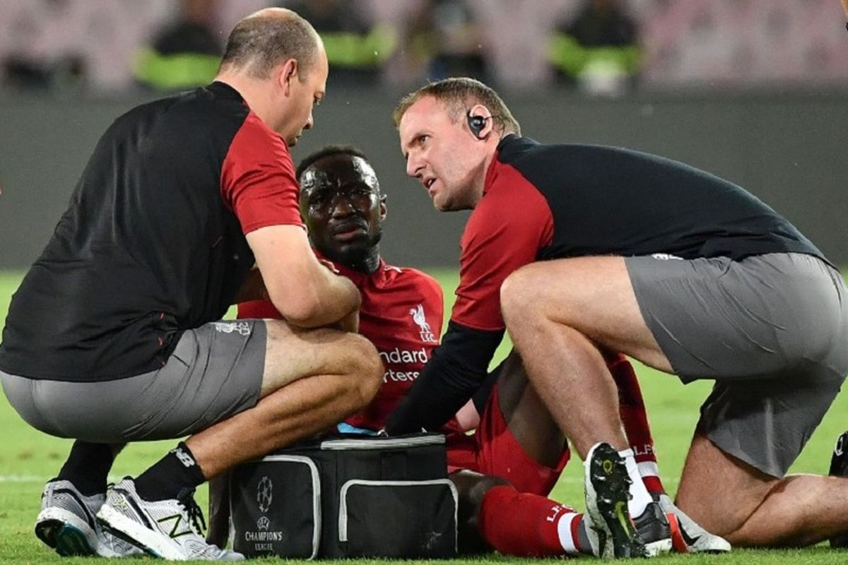 Naby Keita mengalami cedera pada laga Napoli vs Liverpool dalam lanjutan Liga Champions di Stadion Napoli, 3 Oktober 2018. 