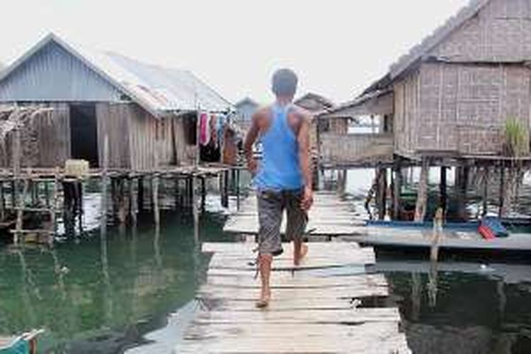 Salah satu sudut perkampungan suku Bajo di Sampela atau Desa Sama Bahari di Wakatobi, Sulawesi Tenggara.