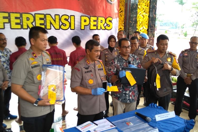 Kapolda Sumut Irjen Pol Agus Andrianto dan jajarannya menunjukkan barang-barang milik Golfrid yang hilang setelah dibawa ke rumah sakit Mitra Sejati. Ternyata barang-barang tersebut diambil oleh orang-orang yang membawanya ke rumah sakit. Tiga orang ditetapkan sebagai tersangka kasus pencurian dengan pemberatan.