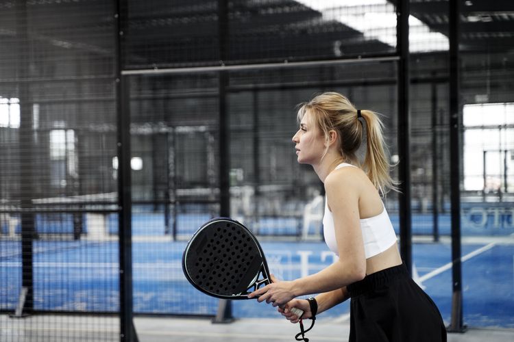 Ilustrasi bermain padel.