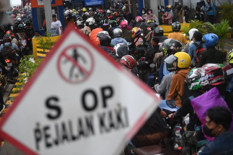 Pemudik bersepeda motor antre untuk memasuki Pelabuhan Merak di Banten, Sabtu (30/4/2022). Pelabuhan Merak dipadati puluhan ribu pemudik berkendaraan roda. ANTARA FOTO/Akbar Nugroho Gumay/tom.