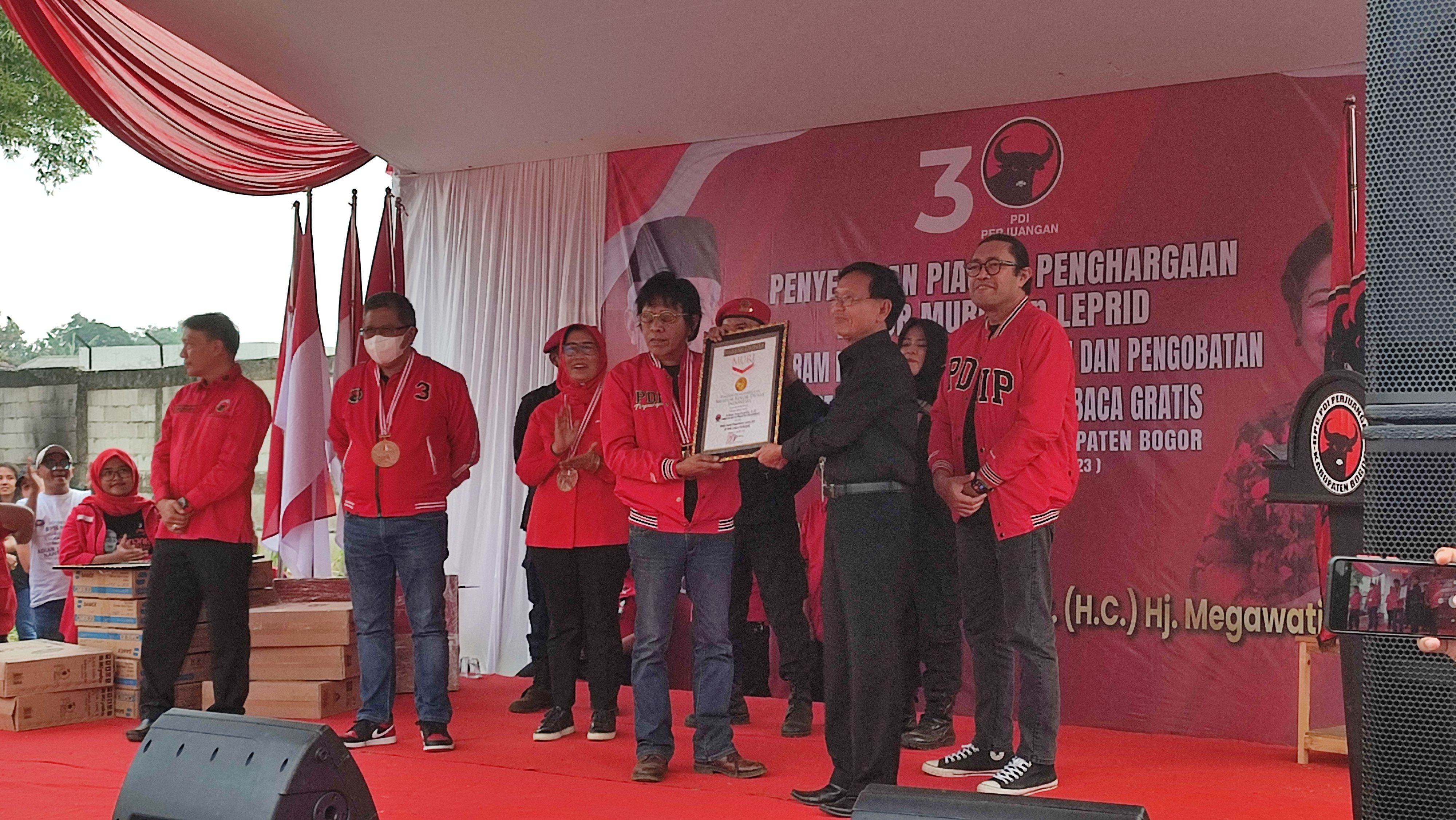 MURI Hadiahi PDI-P Rekor Pengobatan dan Pembagian Kacamata Se-Kabupaten Bogor