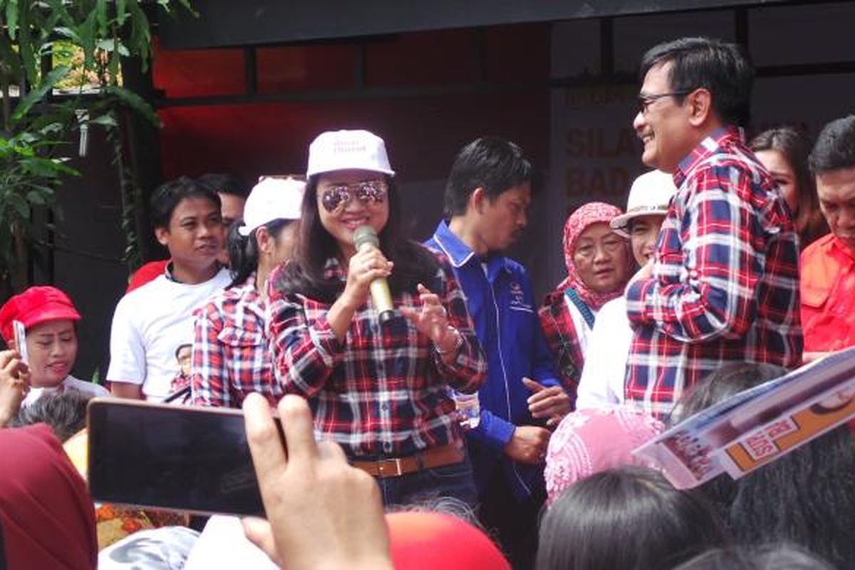 Calon wakil gubernur DKI Jakarta Djarot Saiful Hidayat dan istri, Happy Farida, saat berkampanye di Jalan Damai Raya, Cipete Utara, Jakarta Selatan, Minggu (22/1/2017).