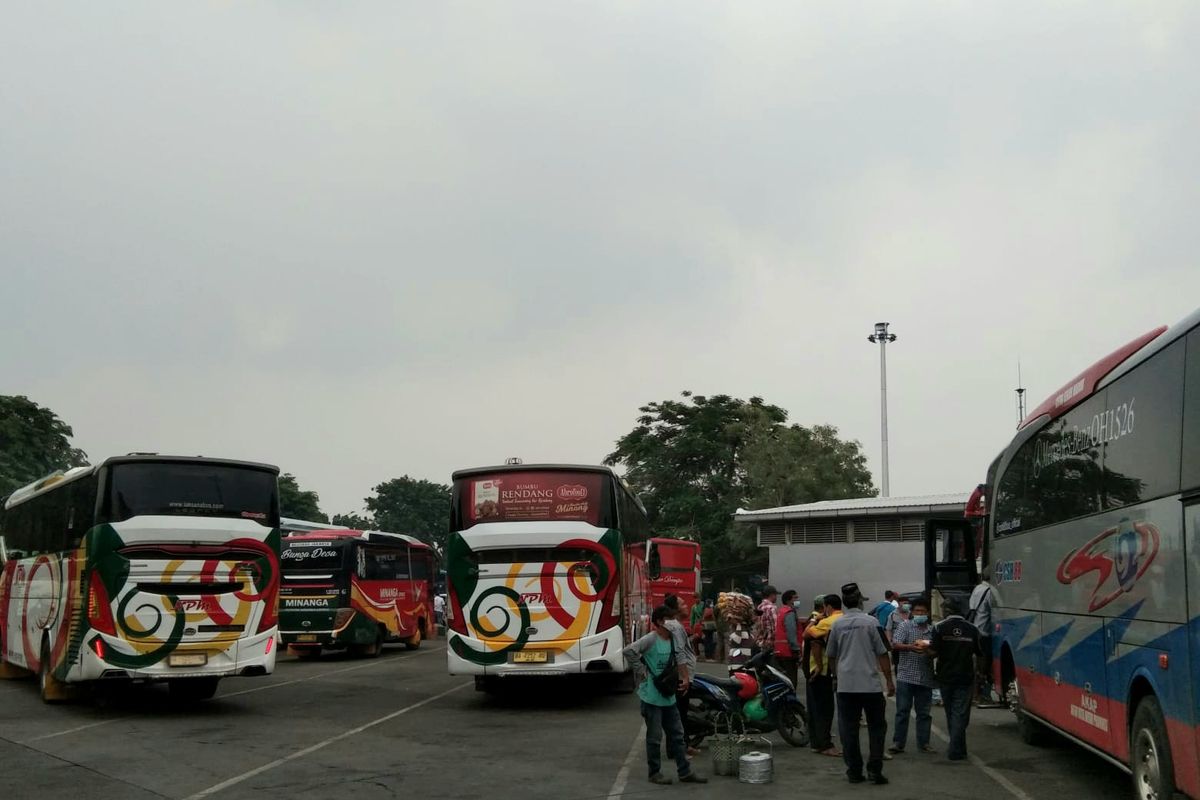 Persyaratan bagi penumpang bus antar kota antar provinsi (AKAP) di Terminal Kalideres, Jakarta Barat, masih harus menunjukan hasil tes negatif Covid-19. 