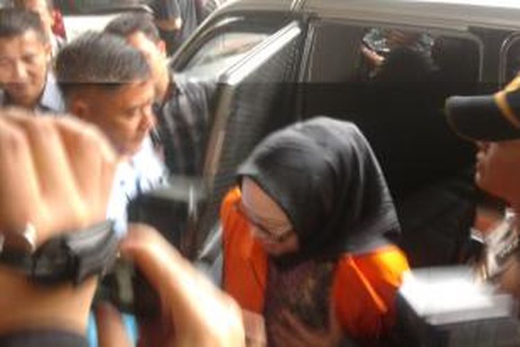Gubernur Banten nonaktif Atut Chosiyah, tiba di Pengadilan Tindak Pidana Korupsi, Senin (1/9/2014).