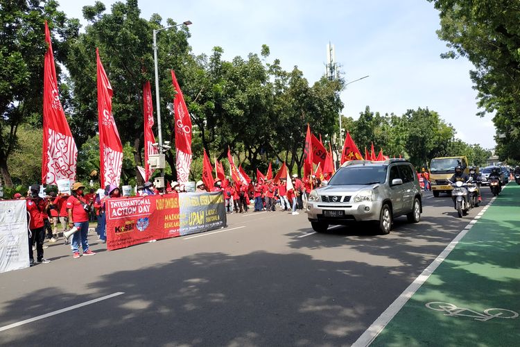 Balai Kota DKI Jakarta kembali dikepung oleh massa menuntut revisi upah minimum provinsi (UMP) 2022, Jumat (10/12/2021), bertepatan dengan Hari HAM Internasional.