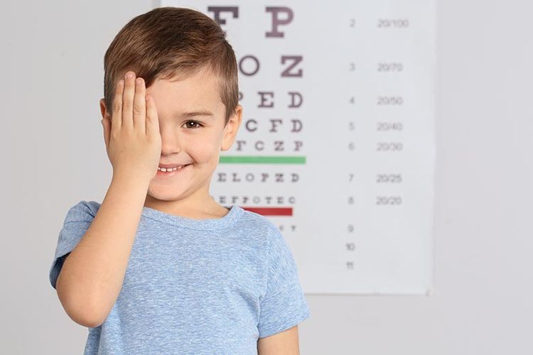 Ilustrasi pemeriksaan mata pada anak. 