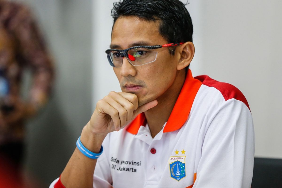 Wakil Gubernur DKI Jakarta Sandiaga Uno memberikan keterangan pers sebelum meninjau venue Asian Games 2018 di kawasan Gelora Bung Karno (GBK), Senayan, Jakarta Pusat, Minggu (12/11/2017). Sandiaga Uno memastikan Pemerintah Provinsi DKI Jakarta akan mempermudah semua bentuk perizinan yang diperlukan untuk venue Asian Games 2018 di Kompleks GBK.