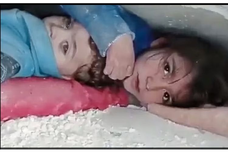Bocah berusia 7 tahun lindungi adiknya di bawah puing-puing bangunan setelah gempa Turkiye-Suriah