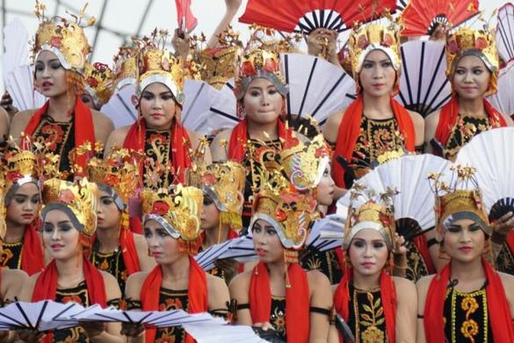 Gandrung Sewu membentuk formasi ombak di Pantai Boom, Banyuwangi, Jawa Timur, Sabtu (17/9/2016).