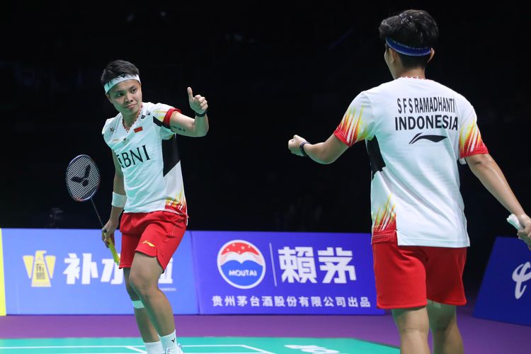 Apriyani Rahayu/Siti Fadia Silva Ramadhanti melakukan selebrasi usai meraih poin saat melawan Jongkolphan Kititharakul/Rawinda Prajongjai (Thailand) pada perempat final Uber Cup 2024 di Hi Tech Zone Sports Centre Gymnasium, Chengdu, China, Jumat (3/5/2024). 