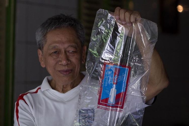 Agung Sugiharto generasi ke-3 keluarga Lie yang memroduksi teh wangi merek Tatah sedang memperlihatkan lembaran terakhir pembungkus teh produksinya. 